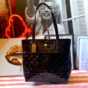 RARE-COACH BLACK PATENT LEATHER PURSE